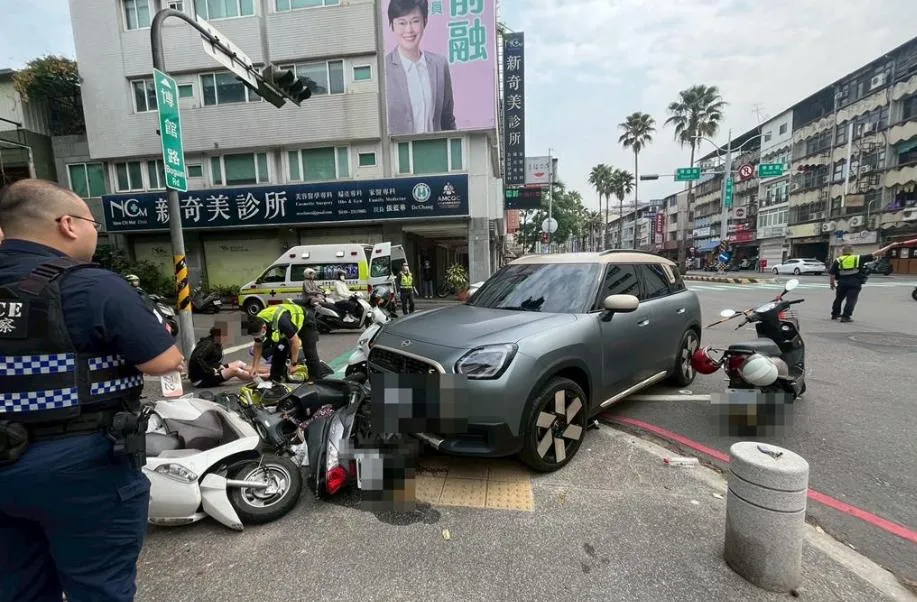 台中市西區今發生一起暴衝車禍多人受傷。(圖/翻攝畫面)