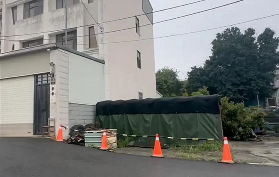 彰化社頭一處民宅昨日凌晨遭撒冥紙放煙火騷擾。(圖/翻攝畫面)