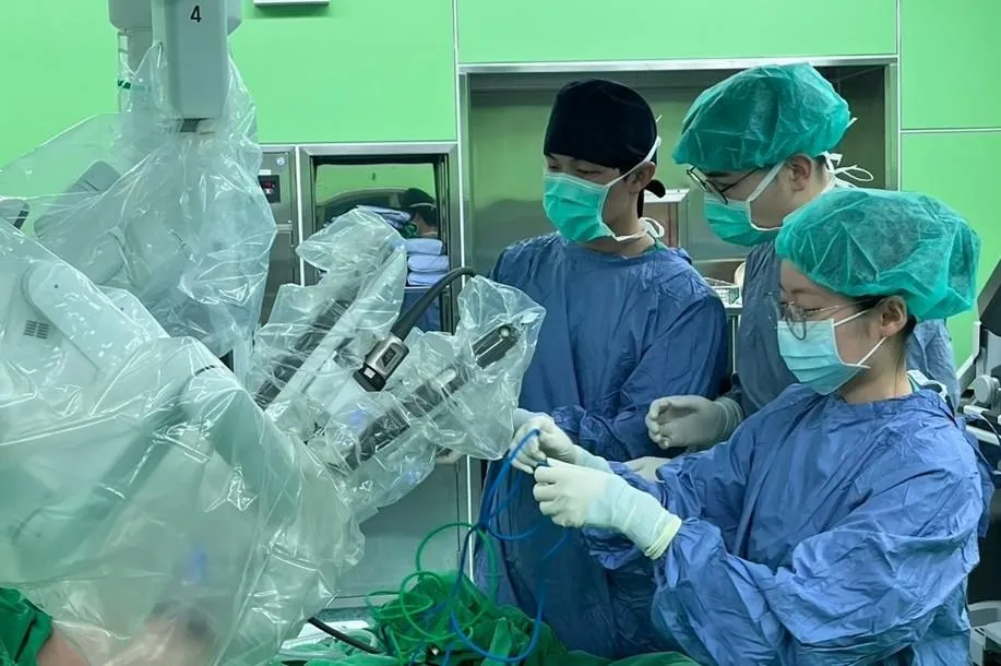 機械手臂腹壁重建手術透過高解析立體視野,精細分離沾黏,降低傷及腸道與內臟風險。(圖/亞東醫院)