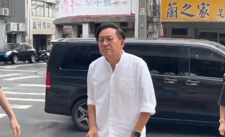 詹姆士稍早現身士林地院。（圖／中天新聞）