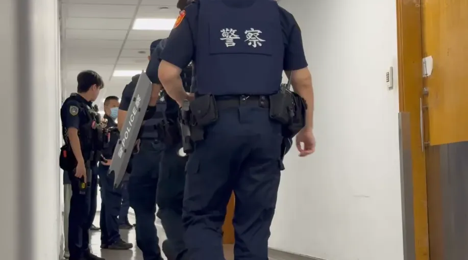桃園國際機場第一航廈今(12)日驚傳持刀挾持案。(圖/翻攝畫面)