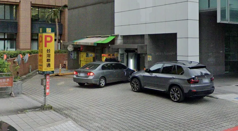 網友控訴車輛停放於機械停車塔，因設備故障車子受困地下室長達近2個月。（示意圖／翻攝自Google Maps）