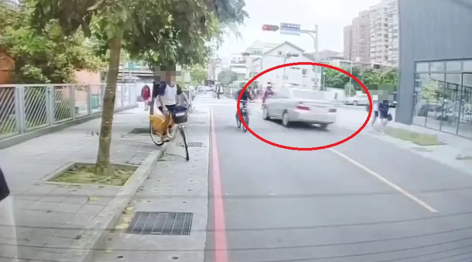 新北市三峽區19日發生重大車禍，奪走3條人命。（圖／翻攝畫面）