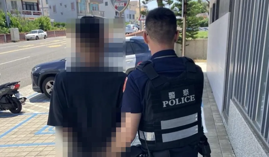 嫌犯毆打好友遭逮捕送辦。(圖/翻攝畫面)