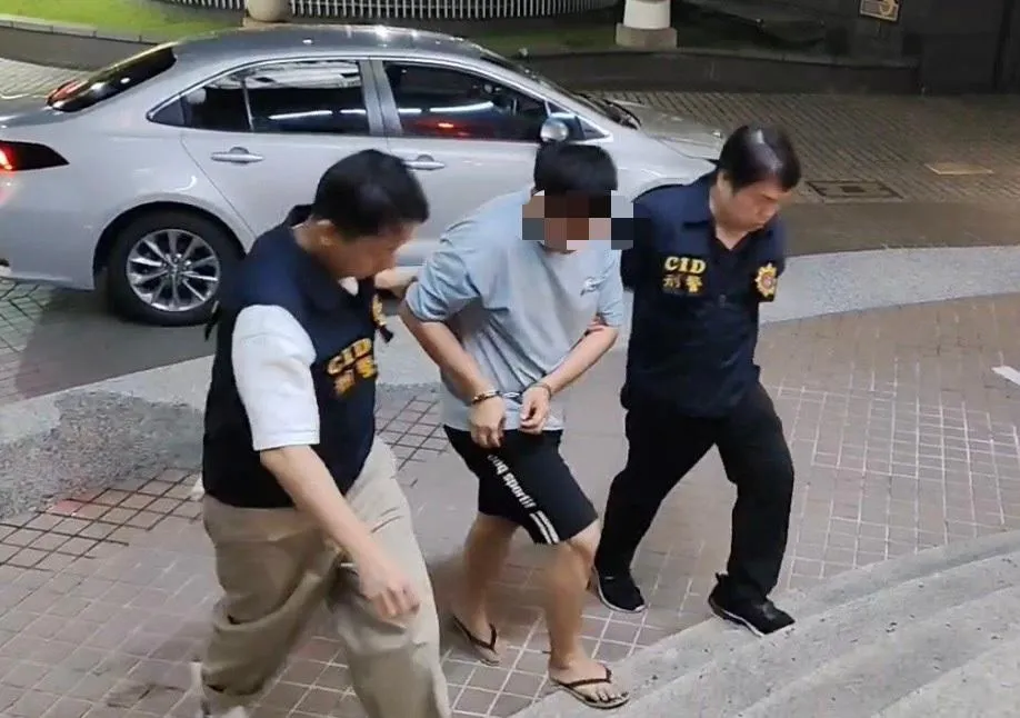 高雄市新興區1名27歲詐騙通緝犯籃姓男子（左2）毒駕又衝撞員警逃逸，最終仍難逃法網。（圖／翻攝畫面）