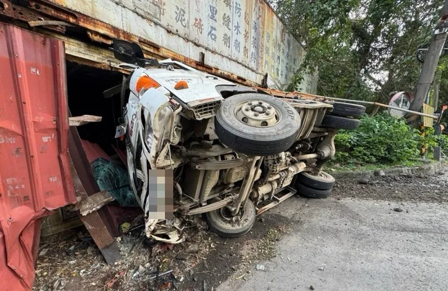 砂石車翻覆後撞上路邊貨櫃屋受損嚴重。（圖／翻攝畫面）
