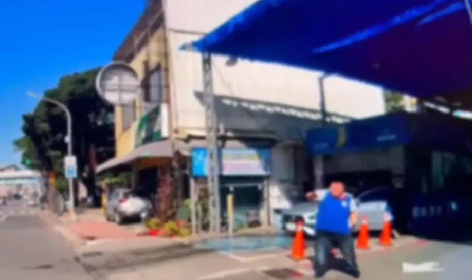 高雄一名男子洗車洗到一半途昏迷在車內，加油站員工趕緊報警。（圖／翻攝畫面）