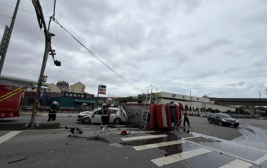 消防車遭撞翻覆側躺車道上。(圖/翻攝畫面)