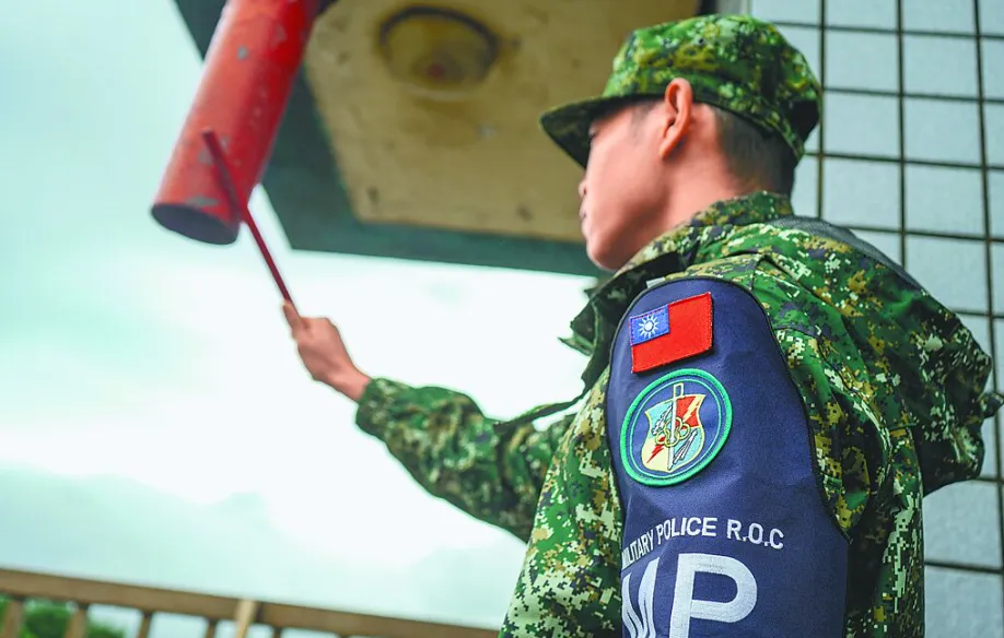 執行衛哨的空軍憲兵判斷有威脅需要支援時，會敲打哨亭的金屬管，並透過敲擊的方式通知待命班威脅種類。（中國時報劉宇捷攝）