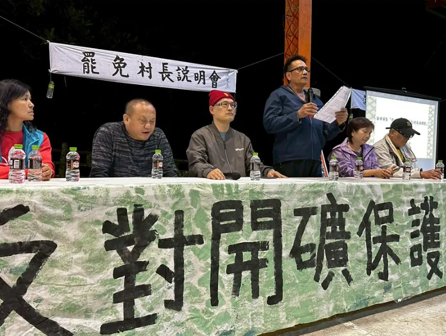 宜蘭縣大同鄉崙埤村長吳秉宗遭罷免，圖為罷免村長行動小組對村民說明罷免理由畫面。（圖／中國時報民眾提供）