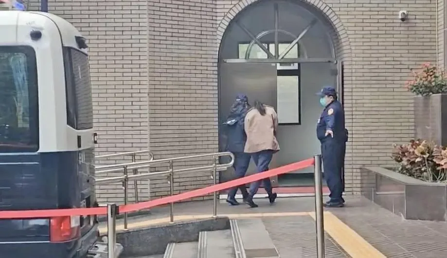 惡保母姊妹被押解到北院開庭。（圖／翻攝畫面）