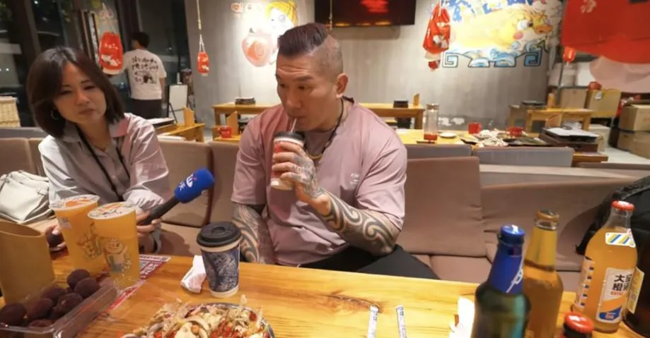 館長陳之漢抵達上海後,隨即透過YouTube開啟直播,吸引超過27萬名觀眾在線觀看,其中一段關於台灣奶茶價格的談話意外引發熱議。(圖/取自館長直播)