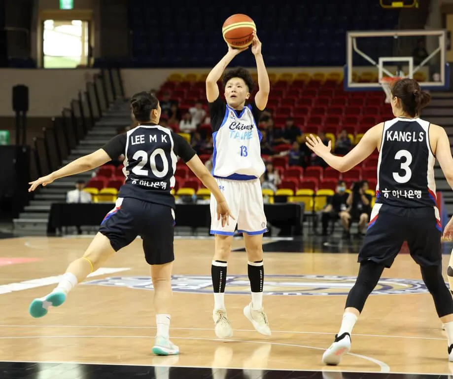 台灣世大運女籃培訓隊2日在2025威廉瓊斯盃國際籃球邀請賽首戰面對韓國，雖然一度有機會取得領先，不過終場仍以74比95吞敗，其中射手林佳蓉（持球者）貢獻全隊最高17分。（圖／籃協提供）