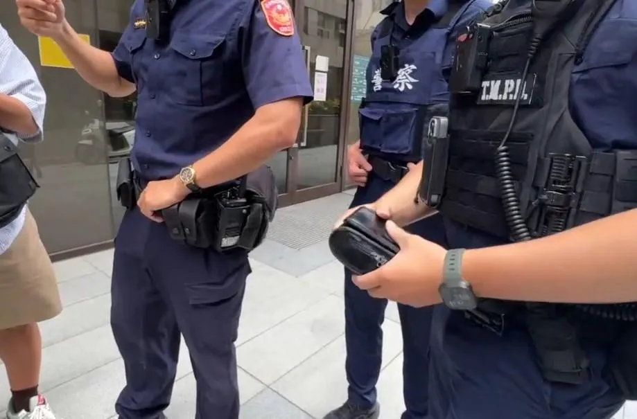 員警獲報到診所外。（圖／中天新聞）