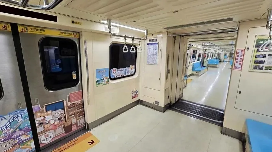 針對網路社群傳出台北捷運車廂拆除立柱與座椅是為了「方便軍隊鎮壓」、「讓市民無路可逃」等政治或軍事目的，台北捷運公司今日發表嚴正聲明予以駁斥。（圖／北捷提供）