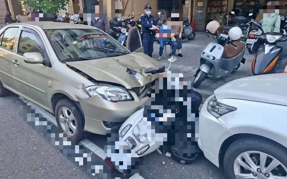 高雄老婦停車暴衝撞死女騎士。(圖/資料畫面)