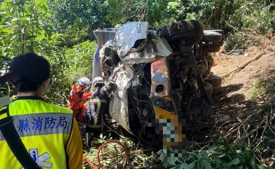 台東金針山一輛砂石車衝落邊坡駕駛死亡。(圖/翻攝畫面)