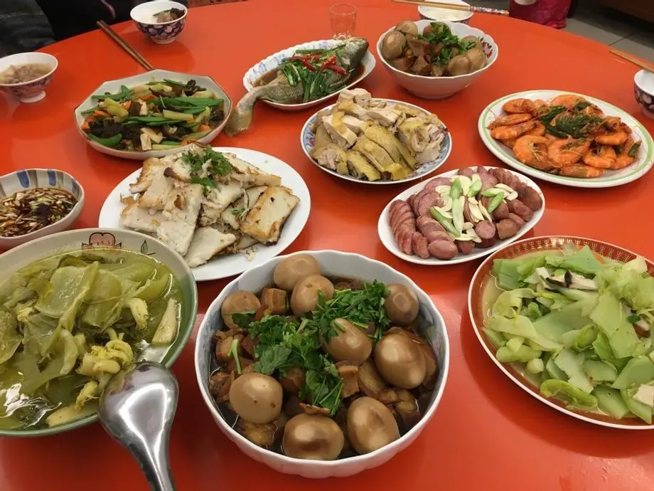 今（28）日是農曆除夕，許多人都會和家人一起吃年夜飯。(圖／photoAC)
