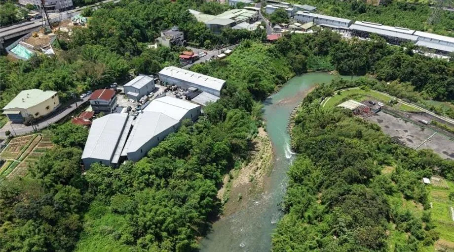 桃園地檢署偵辦黑心環保科技公司勾結環保局人員排放廢液至景美溪。(圖/翻攝畫面)