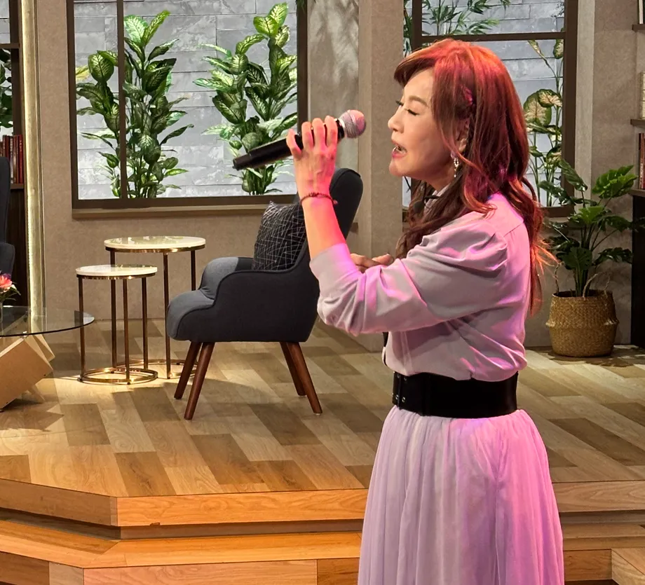 龍千玉演唱招牌歌曲〈不如甭熟悉〉。（圖／三立提供）