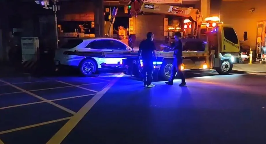 初步了解為代駕身體不適才造成車輛失控。(圖/翻攝畫面)