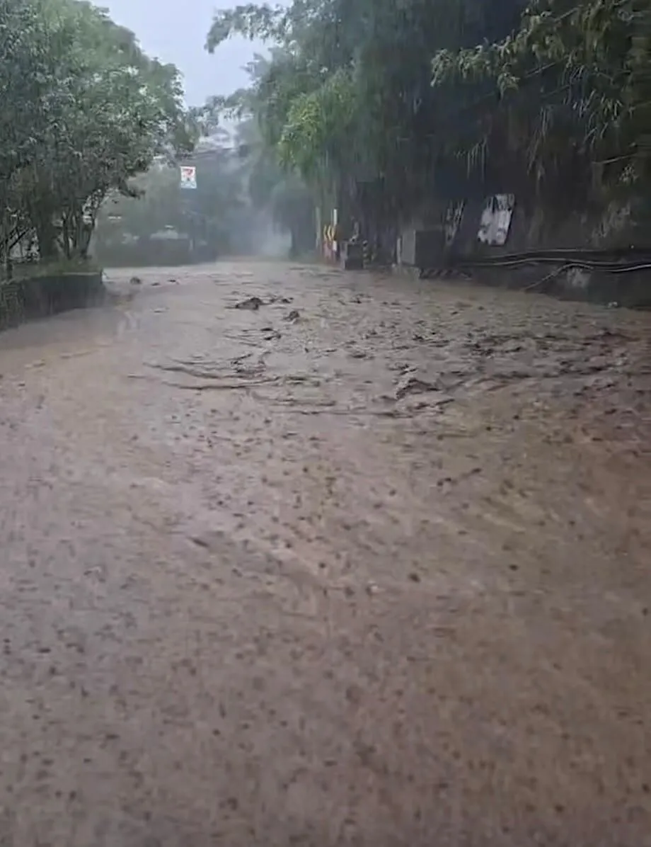 颱風巴威來襲,泰安鄉苗62線至斯瓦細格部落路段,因雨水沖刷土石流到路面,淹水嚴重,道路幾乎變成滾滾泥流河道。(圖/苗栗縣議員劉美蘭提供)