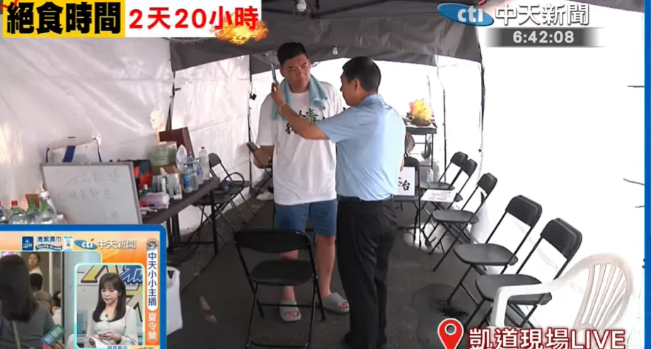 藍營青年絕食已超過2天，圖為21日上午現場畫面。（圖／中天新聞）