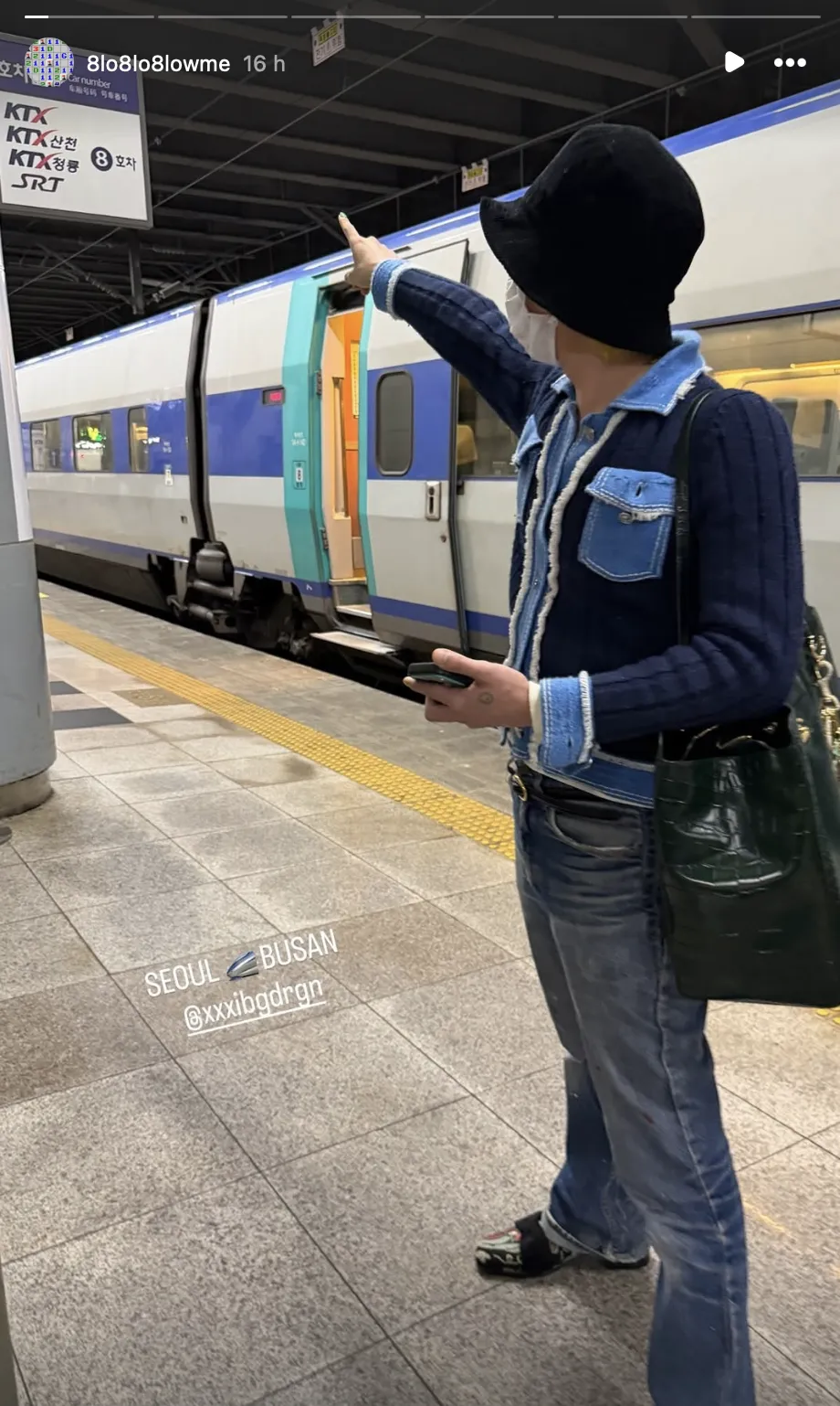 GD現身首爾站月台，成功混入人潮候車。（圖／翻攝自8lo8lo8lowme IG）