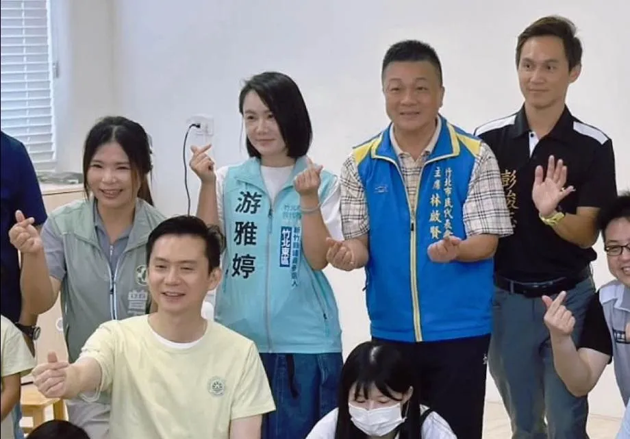 民進黨新竹縣長參選人鄭朝方和國民黨竹北市代會主席林啟賢互動熱絡。(圖/林啟賢臉書)