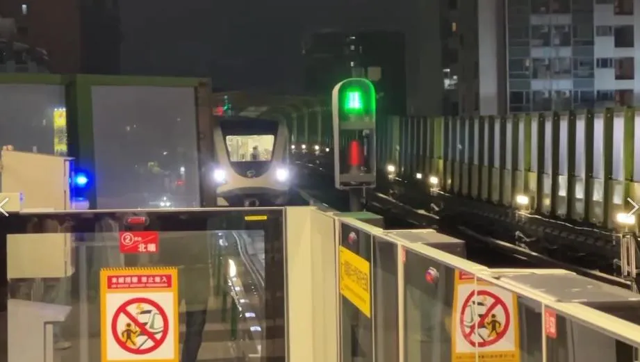 中捷綠線4日晚間故障延誤2小時，影響211旅客。（圖／翻攝畫面）