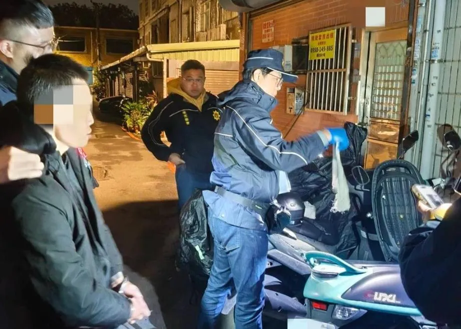 男子朝派出所丟擲汽油彈遭警方查獲。(圖/翻攝畫面)