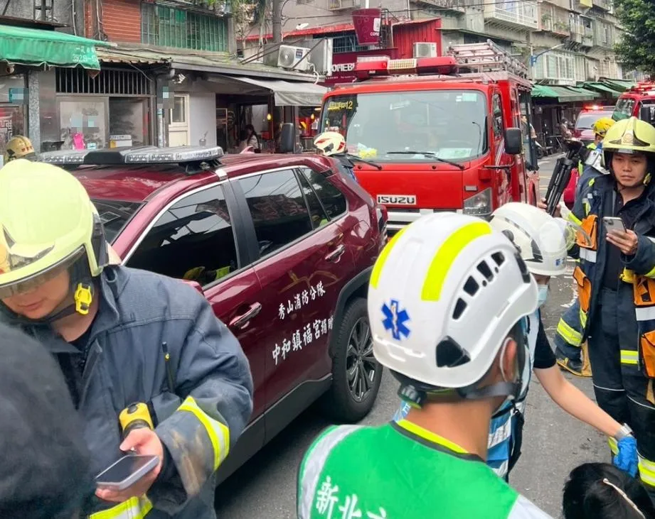 新北市中和區大勇街一棟公寓27日下午發生火警，消防隊接獲民眾報警後迅速趕赴現場，成功救出受困的女屋主。（圖／翻攝畫面）