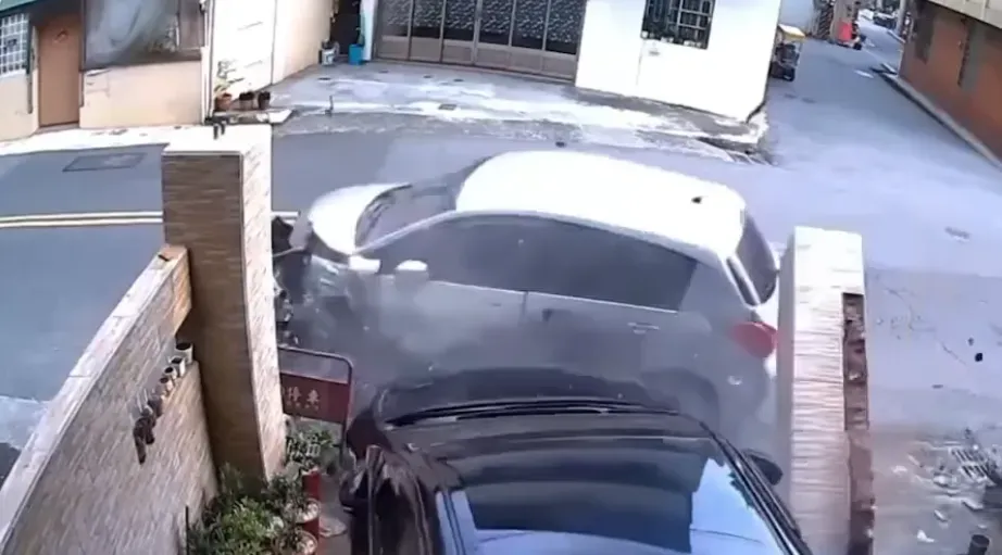 30歲曾男酒後駕車，在大雅區和平路撞倒民宅圍牆。（圖／翻攝自TCPB 局長室臉書）