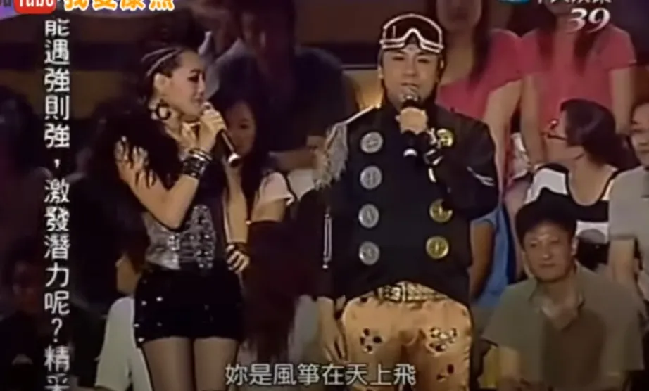 蔡康永在《康熙來了》巡迴演唱會上曾唱〈無與倫比的美麗〉。（圖／翻攝自我愛貓大YouTube）
