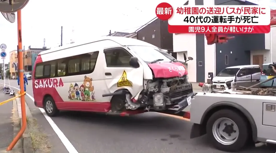 娃娃車的車頭部分嚴重毀損。（圖／NNN）