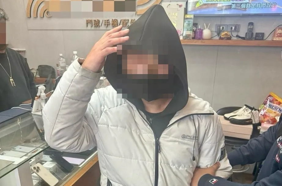 男子穿白衣外套連2天行竊被鎖定。（圖／翻攝畫面）