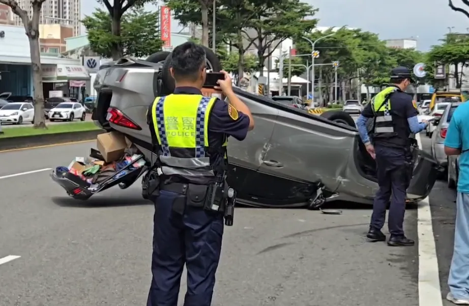 台中市大里區發生翻車事故。（圖／中天新聞）