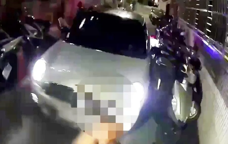 員警依法用槍瞬間。（圖／警方提供）