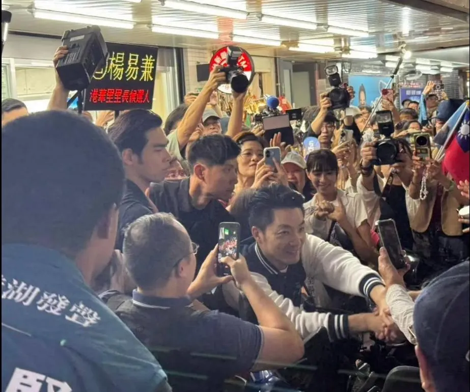 蔣萬安昨晚前往內湖737夜市拜票，吸引大批支持者熱情響應。（圖取自王鴻薇臉書）