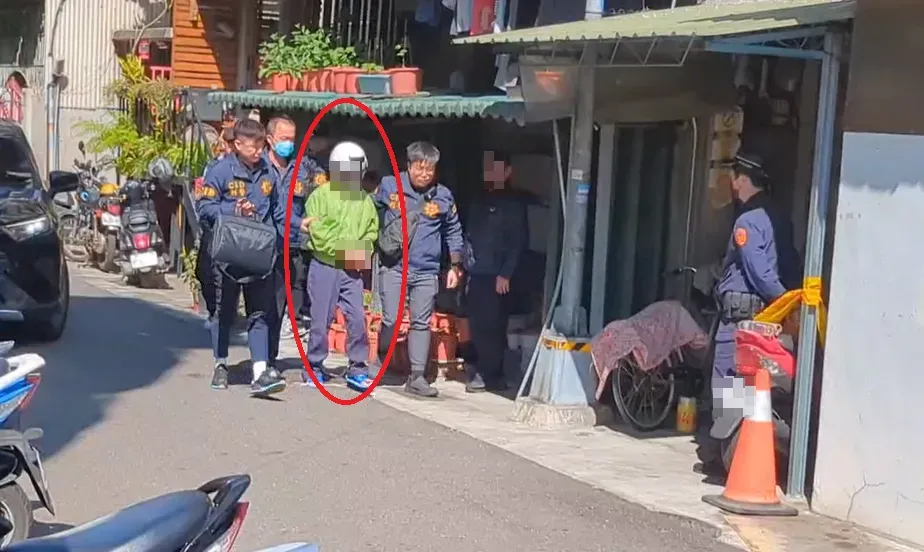 警方今借提張男重回現場模擬犯案手法。（圖／中天新聞）