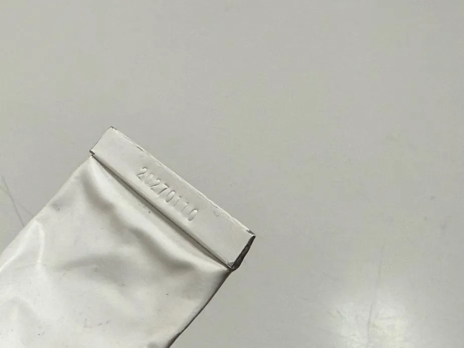許多人在使用藥膏時，經常遇到一打開蓋子，藥膏便像噴泉般溢出的情況。（圖／中天新聞）