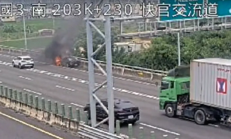 國道3號彰化快官路段發生火燒車意外。（圖／翻攝畫面）