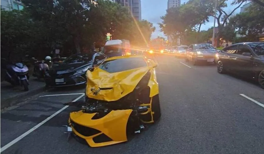 台中一輛法拉利昨日自撞5車全毀。(圖/翻攝畫面)