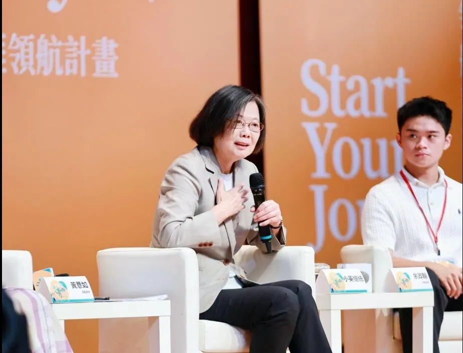 蔡英文表示,每一個沒有被及時接住的孩子,都值得回頭檢查這張安全網。(圖取自蔡英文臉書)