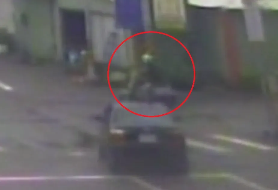 監視器畫面可見徐男開車直朝陳男駕駛機車的方向暴衝。（圖／翻攝畫面）