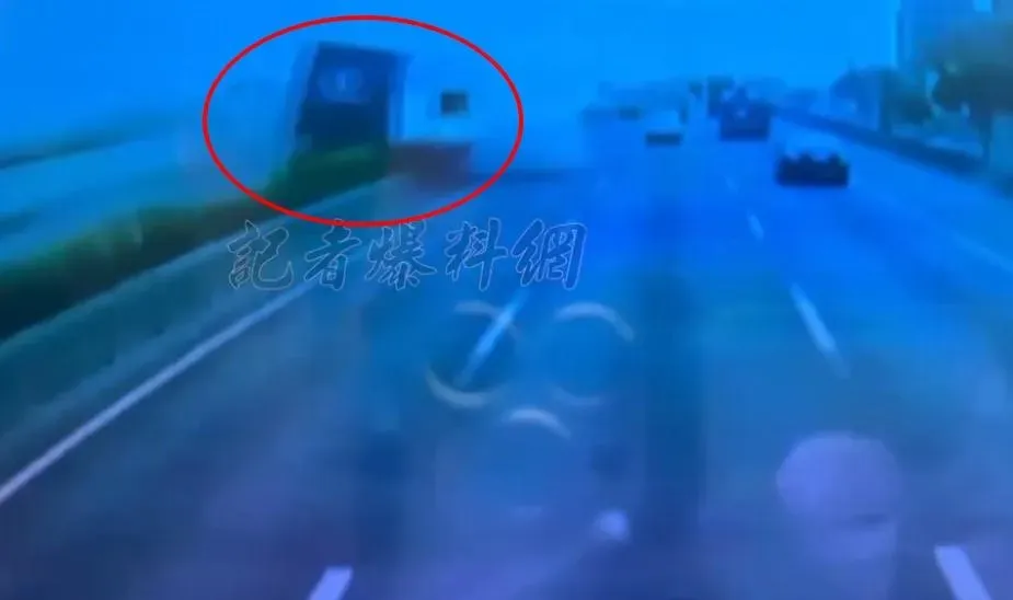 貨櫃車「折甘蔗」橫停在安全島上，駕駛腿部輕傷送醫。（圖／翻攝畫面）