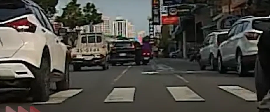 民眾行車紀錄器清楚拍下事發過程,發生擦撞後,騎士連人帶車噴飛。(圖/翻攝網路)