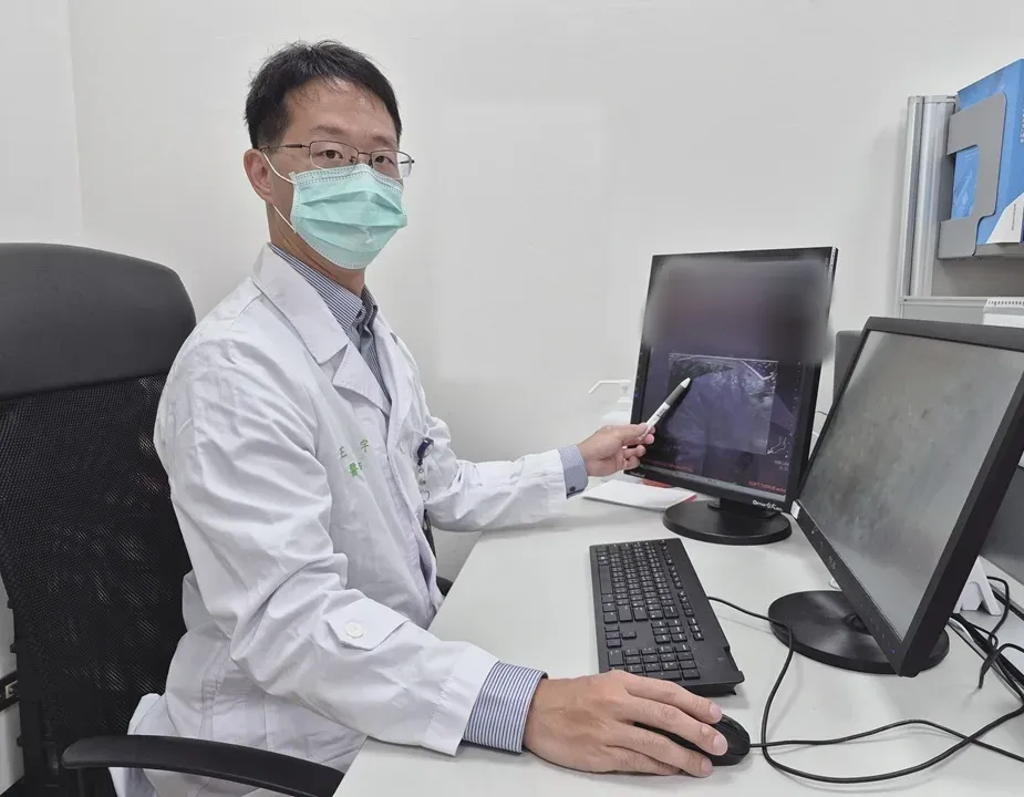 王恭宇解釋，痛風是因尿酸結晶沉積在關節中，就像「針頭」卡在關節裡，引發紅腫與明顯疼痛。（圖／新竹台大分院）