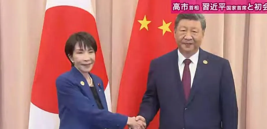 習近平(右)與高市早苗(左)舉行會談。(圖/翻攝NNN)