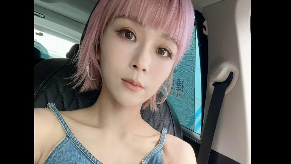丟丟妹以拍賣海鮮走紅。（圖／翻攝自樓頂揪樓下 臉書）